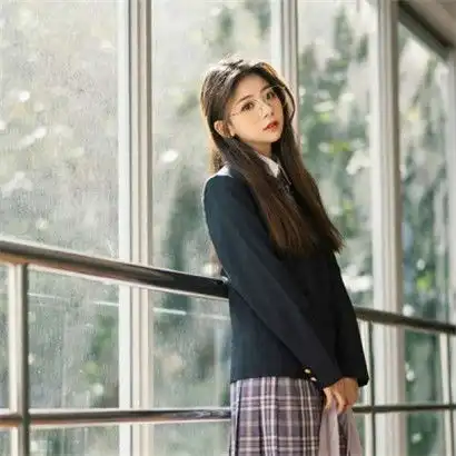 校园清新女生头像,在阳光的穿着校服的女学生
