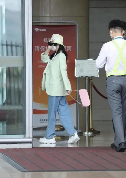 景甜穿西装配牛仔裤,看上去青春有活力,气质像18岁少女清纯柔美
