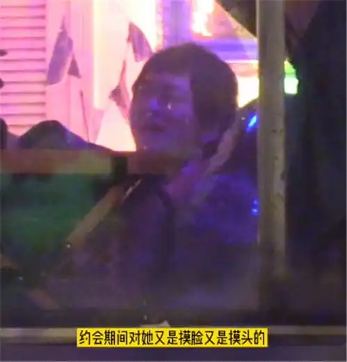 马思纯张哲轩一同去酒吧聚会,张哲轩摸脸杀马思纯
