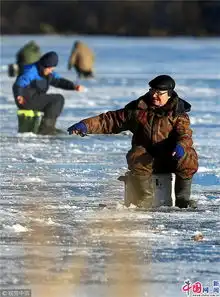 俄罗斯民众破冰垂钓隔着屏幕都觉得冷
