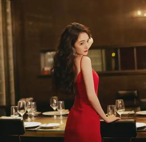 有种整容叫年底烫头这3种卷发时髦显脸小,新年美出新高度
