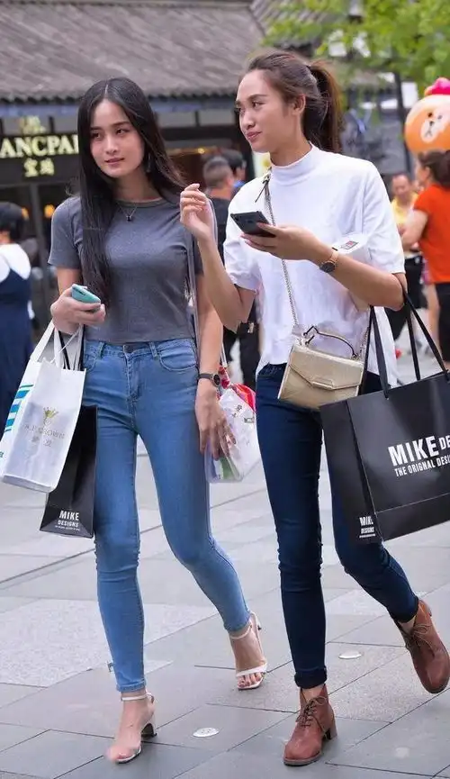 街拍时尚灰色t恤蓝色牛仔裤时髦大方,背影成熟稳重
