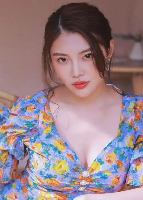 中国美人徐冬冬穿土味碎花裙依旧风情万种,傲人事业线抢镜
