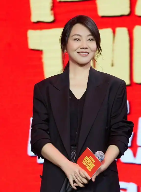 49岁闫妮中年逆袭变时髦精,她的风情万种从何而来
