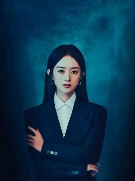 赵丽颖片场被网友偶遇,低头专注于干饭,曾多次被拍偷吃道具
