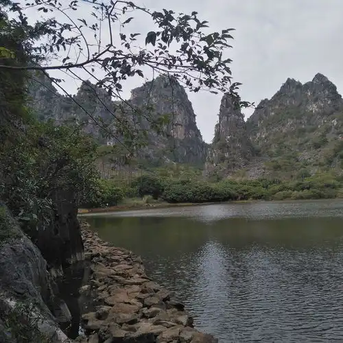 拍一下玉林市将军寨秀丽的山水风景
