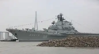 中国第二艘航母正式移师江苏现场火热
