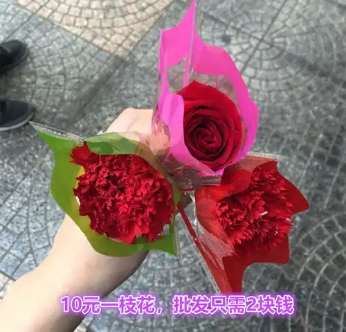 江苏无锡一卖花女孩强买强卖,不买不让走,很多情侣都中招
