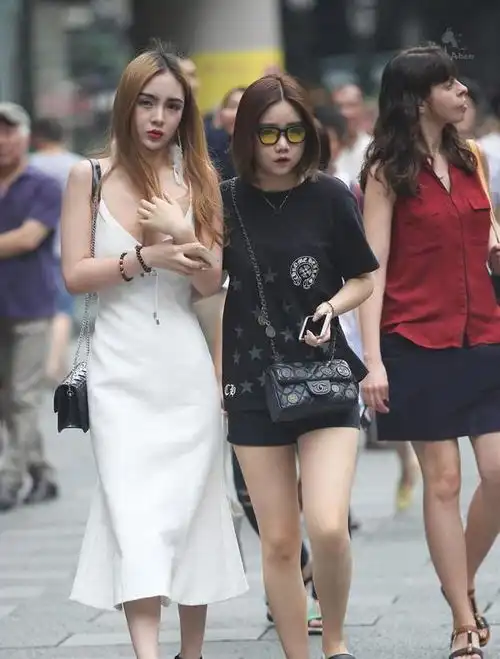 街拍肤白貌美的小姐姐,一身白色连衣裙,颜值超高让人心动
