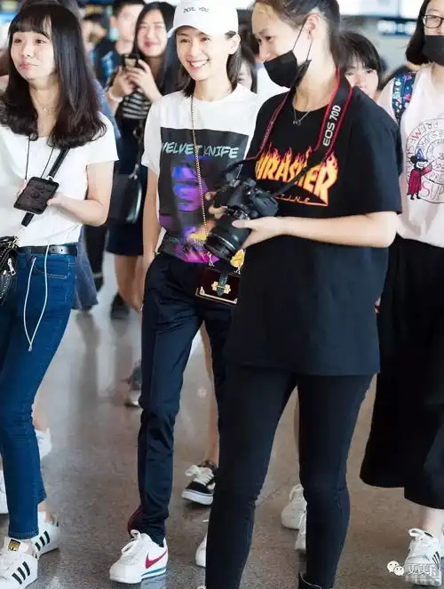 一周颜值红黑榜林志玲黑成煤球戚薇脸肿腿粗,刘亦菲这局稳赢
