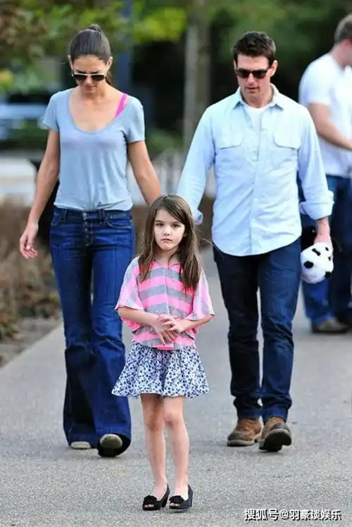 阿汤哥14岁女儿独自上街,个头高穿衣朴素,踩人字拖走出超模范
