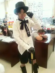 求一个动漫人物在漫展上看到的是一个男生黑色头发中分戴着礼帽和眼镜眼镜上还有眼镜链拿着手杖
