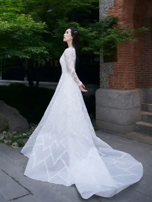 刘诗诗生孩子后像整容,没了十级美颜和滤镜,真实颜值看懵我
