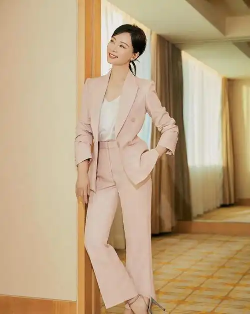 真正会穿的女人都偏爱中性色,高级显气质,看董卿陈数就知道
