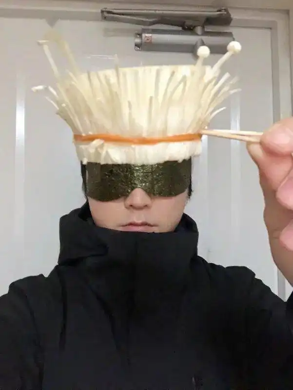 妹子的表情好可爱啊,想捏捏脸
