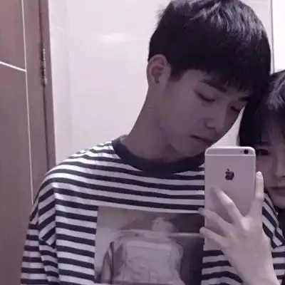 可爱同框手机遮脸情侣头像一对
