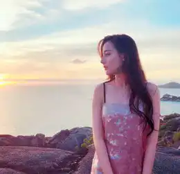 夏天怎么能少了一件吊带裙,穿上除了美还是美,你穿了吗
