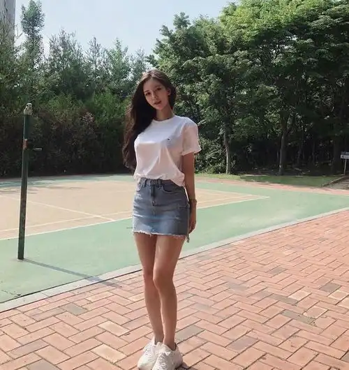 美女紧身牛仔裙搭配白色t恤,太美了
