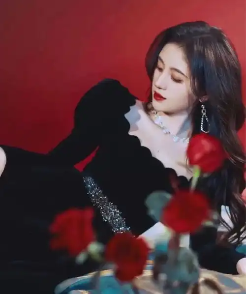 优雅不失温度,丝绒连衣裙是骨子里的风情万种
