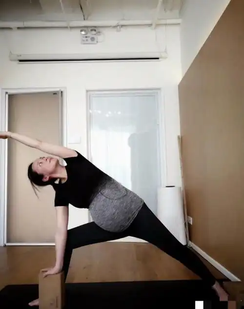 43岁蒋勤勤怀二胎秀高难度瑜伽动作,当年曾是最美琼瑶女郎
