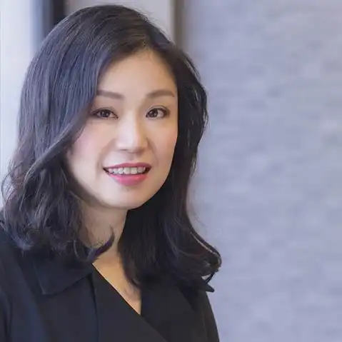 新加坡美女学霸子承父业25岁辞职进入家族企业,10年成就环球集团ceo
