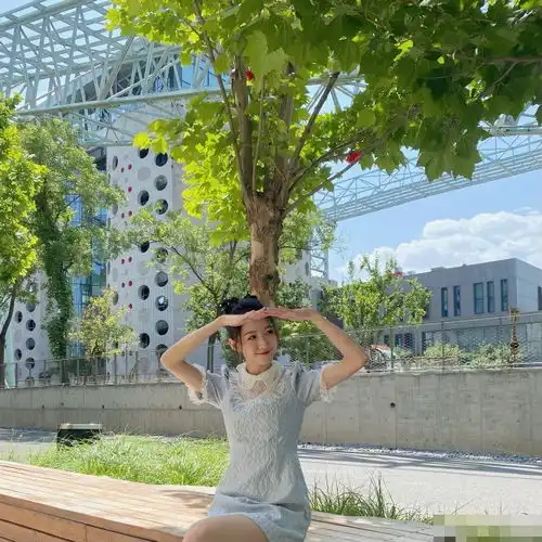 美女主播雪儿沐浴阳光拥抱大自然笑颜如花
