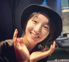 周冬雨晒素颜照,手戴钻戒笑开花,疑似有新恋情
