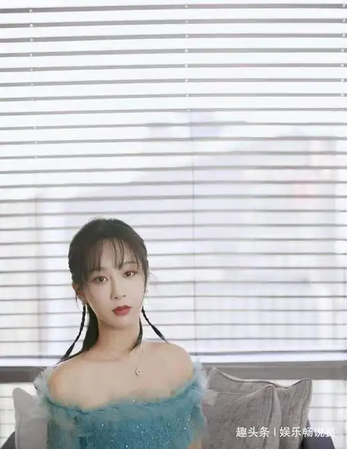当红女星杨紫,穿薄荷绿长裙配小辫清新甜美,空气刘海美回初恋
