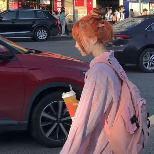 有深度的朋友圈文案总有人比你好看,比你聪明,比你年轻,但没人能取代你
