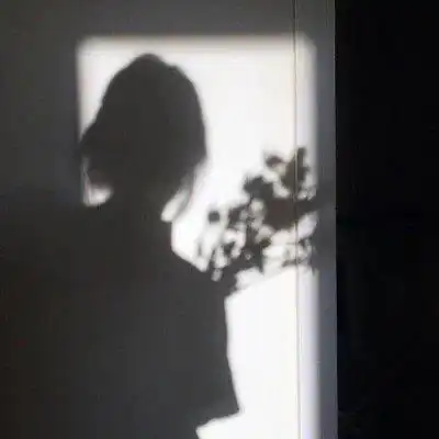 黑白背影头像女生侧脸女生伤感的头像合集
