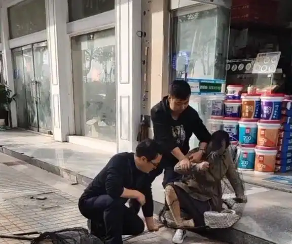 男子裸聊被敲诈后以劳抵债,结果越干越起劲奶茶里喝出牙签,谁...
