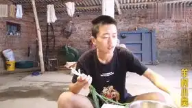 实拍农村76岁爷爷奶奶拔花生,老一辈人太不容易了,你感动了吗
