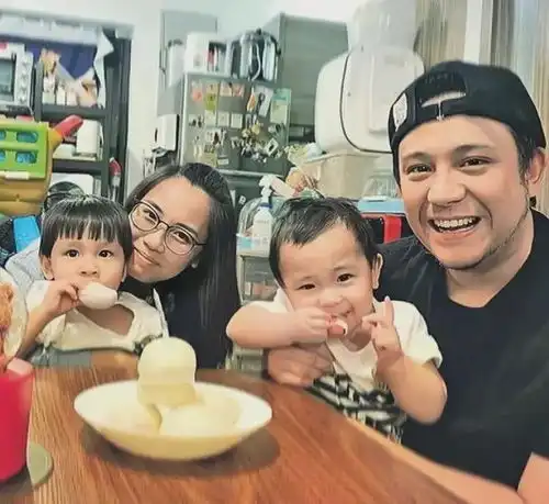 港媒曝张致恒穷困潦倒,儿子上不起幼儿园,因脚踏五只船事业尽毁
