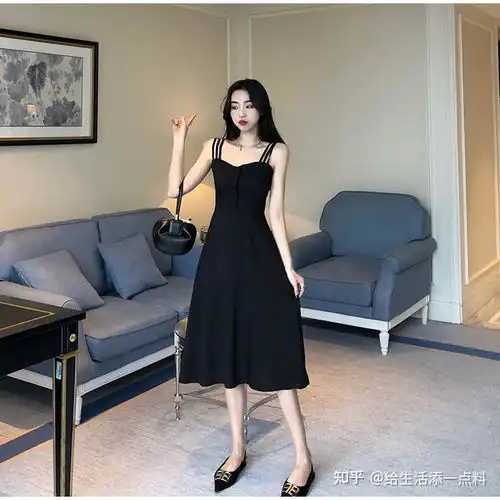 穿吊带连衣裙的美女,性感美丽,纤细的身材还是无人能敌
