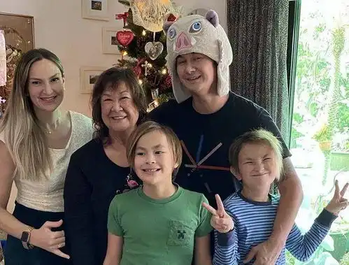 恭喜许冠杰大儿子自曝癌症没有复发,手术四年常跟随爸爸演出

