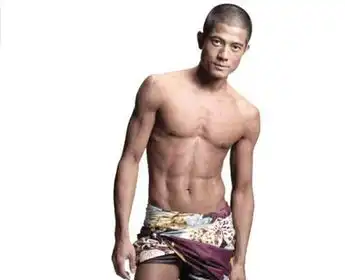 男星疯狂展性感腹肌郭富城王力宏周杰伦pk人鱼线
