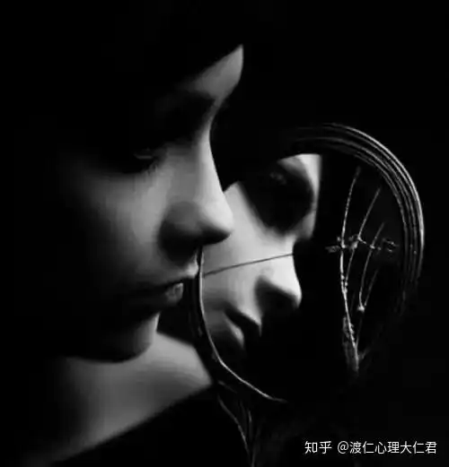 那个在深夜独自崩溃的成年人
