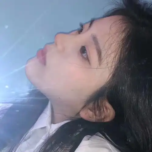 甜蜜爆表的女生头像
