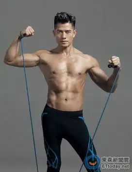 48岁郭富城裸身秀8块腹肌身材紧实线条明显图
