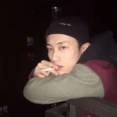 软锦抽烟男生欧美风头像
