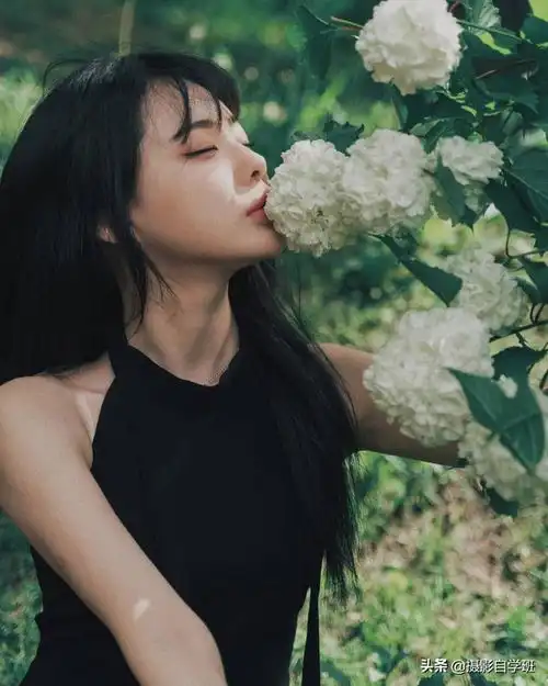 中年阿姨拍照摆姿有技巧,记住6个摄影要点,照片优雅耐看
