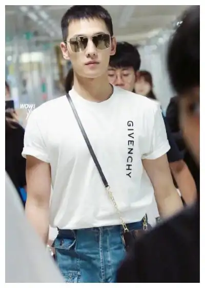 路人镜头下男星鹿晗颜值逆生长,杨洋变身小奶狗,他几乎没变
