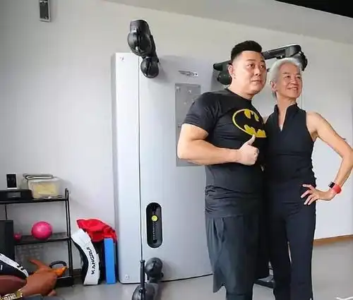 中国最美瑜伽奶奶60岁才开始运动,77岁像少女一样生活
