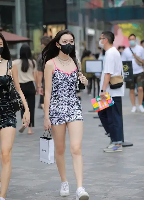 慵懒睡衣风的吊带裙穿出了女性的浪漫柔情,不是所有人都会懂
