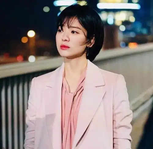 2019年没舍得剪的头发,2020年开春换一款脱单齐耳短发吧
