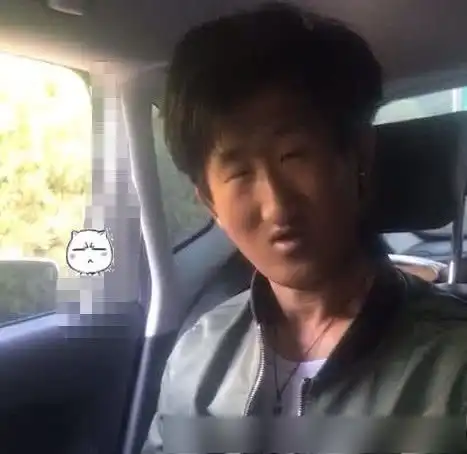 因四个字成网红男神后,又改做大哥,却被吐槽头皮屑太多
