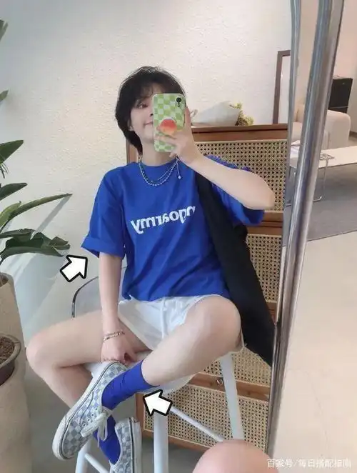 今年火了一种高级色叫克莱因蓝,显白显气质,时髦精都在穿
