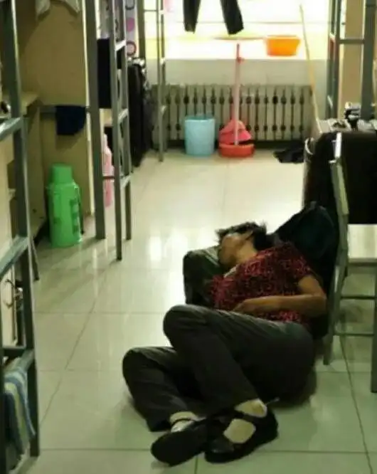 周迅带女儿开出租苹果8分钟短片女儿催泪幕后的真人单亲妈妈,才是真的励志
