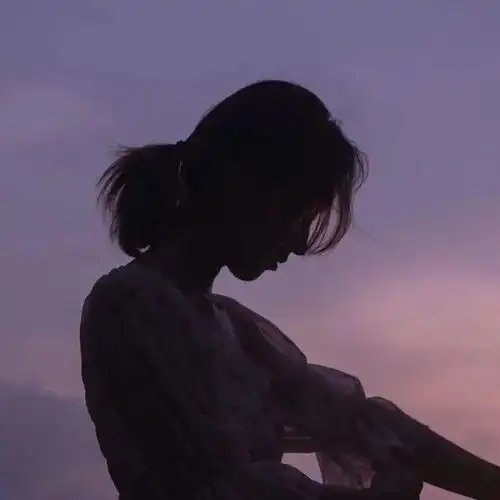 唯美浪漫情侣头像树深时见鹿海蓝时见鲸梦醒时见你
