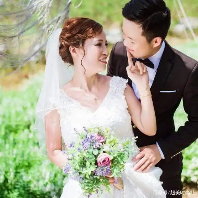 越南64岁网红为鲜肉丈夫整容,晒穿白婚纱照片,皮肤紧致为爱变美
